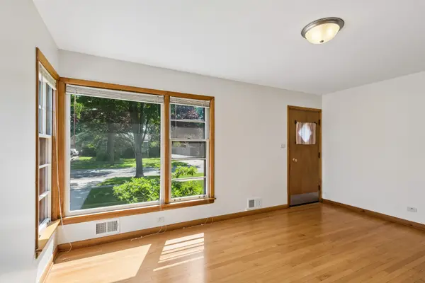 242 N Greenview AVE, Mundelein, IL 60060
