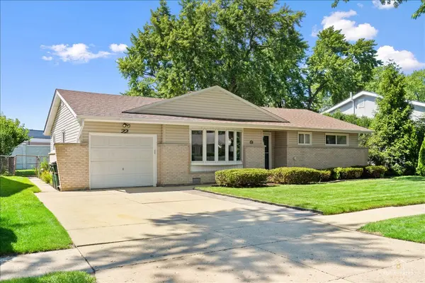 22 Forest LN, Elk Grove Village, IL 60007