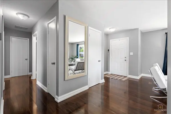 22 Forest LN, Elk Grove Village, IL 60007