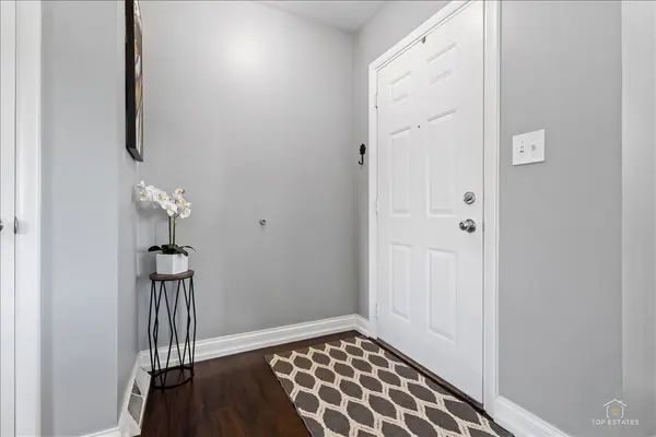 22 Forest LN, Elk Grove Village, IL 60007