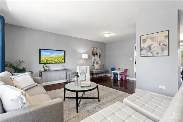 22 Forest LN, Elk Grove Village, IL 60007