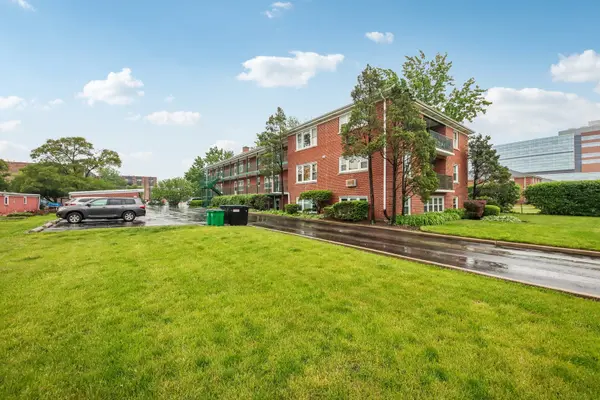 1855 Parkside DR #8, Park Ridge, IL 60068