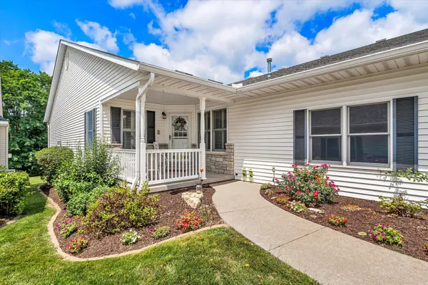 702 Wells Fargo TRL, Leclaire, IA 52753