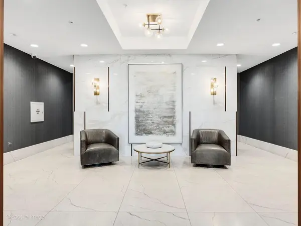 1000 Village Center DR #305, Burr Ridge, IL 60527