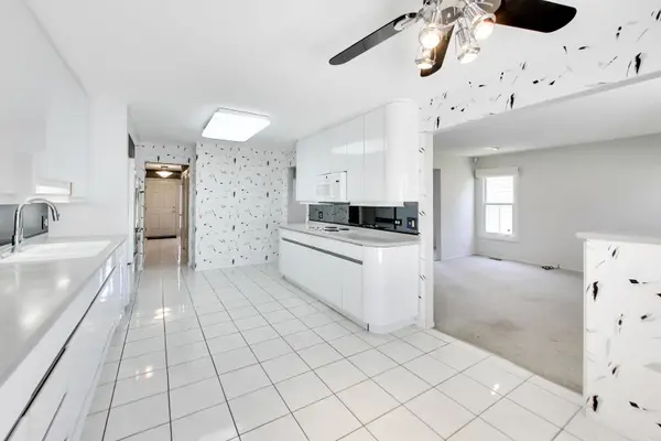 136 E Fox Hill DR, Buffalo Grove, IL 60089