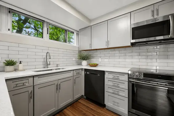 2555 Gross Point RD #205, Evanston, IL 60201
