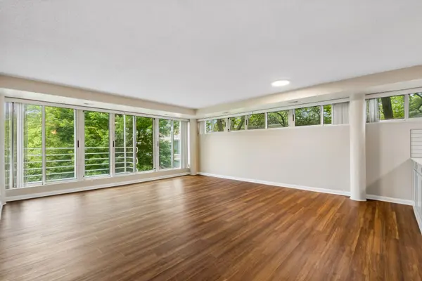 2555 Gross Point RD #205, Evanston, IL 60201