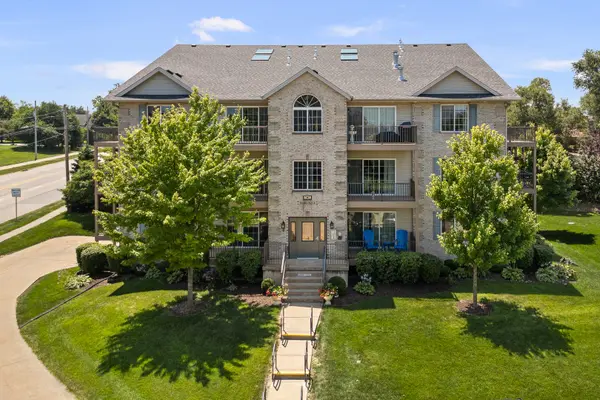 3203 HOLIDAY CT #4, Bettendorf, IA 52722
