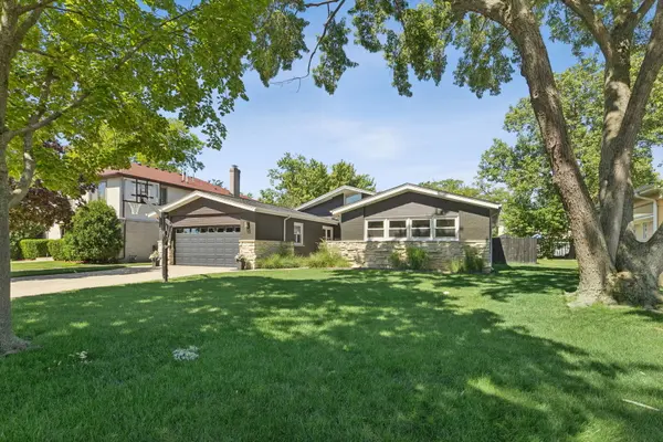 9424 Tripp AVE, Skokie, IL 60076