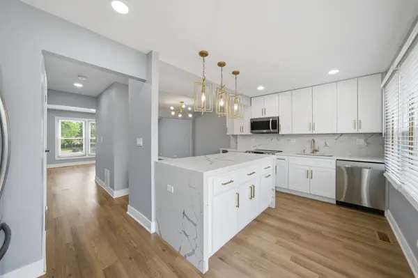 1809 Dumont LN, Schaumburg, IL 60194