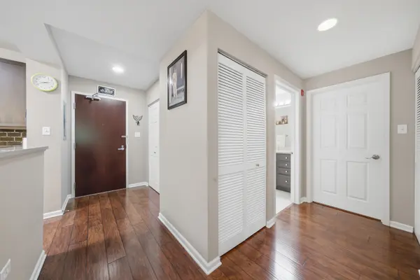 105 Lakeview DR #209, Bloomingdale, IL 60108