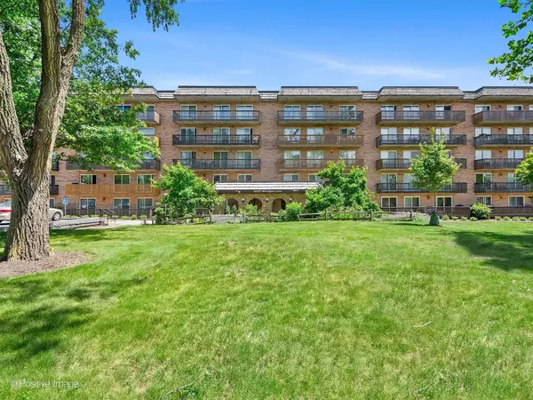 8025 Woodglen LN #306, Downers Grove, IL 60516