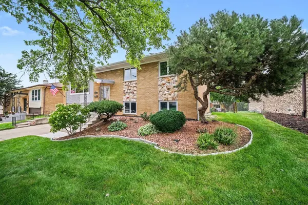 15217 Pine DR, Oak Forest, IL 60452