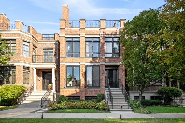 1634 W Surf ST, Chicago, IL 60657