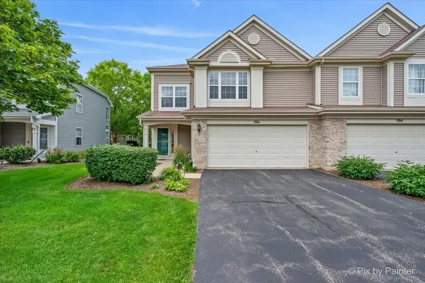 596 Yorkshire LN, Pingree Grove, IL 60140