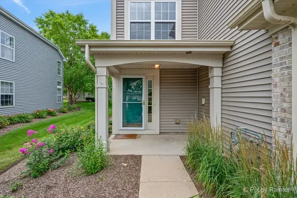 596 Yorkshire LN, Pingree Grove, IL 60140
