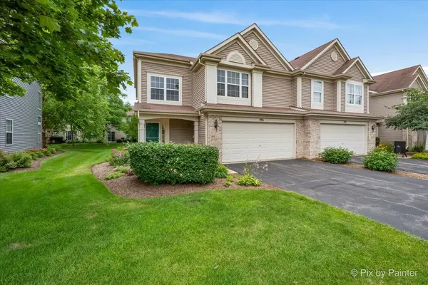 596 Yorkshire LN, Pingree Grove, IL 60140