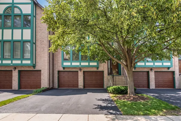909 W Essex PL, Arlington Heights, IL 60004