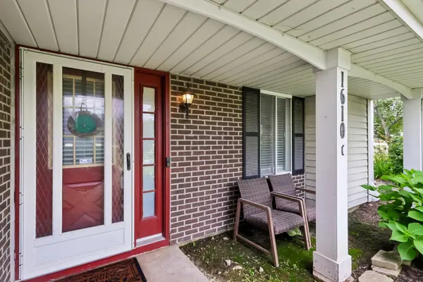 1610 Durham CT #C, Darien, IL 60561