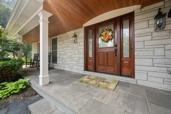 39W831 Hoeweed LN, St. Charles, IL 60175