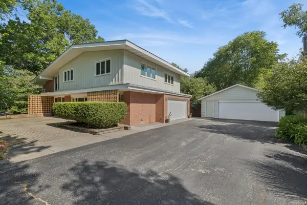 888 Country Club RD, Crystal Lake, IL 60014