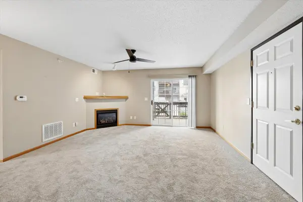 3215 S 16th AVE #102, Eldridge, IA 52748