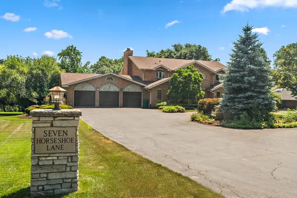 7 Horseshoe LN, Lemont, IL 60439