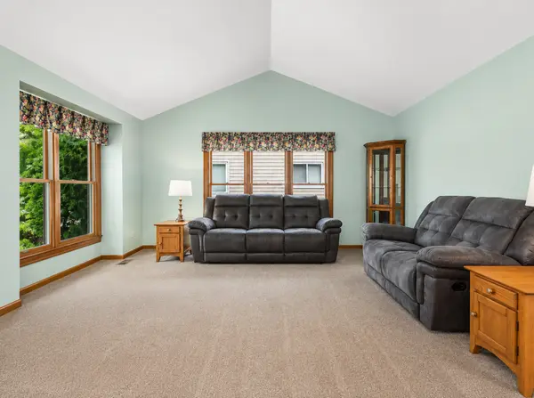 1870 Wildwood LN, Hanover Park, IL 60133