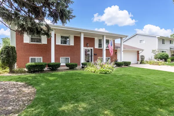 255 Leahy CIR S, Des Plaines, IL 60016