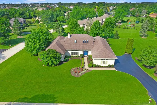185 Peregrine LN, Hawthorn Woods, IL 60047