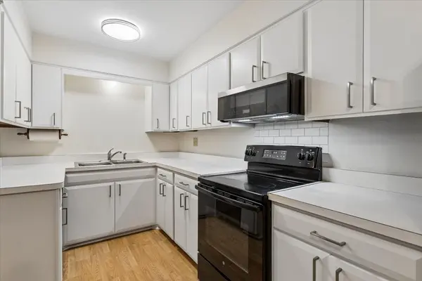 4043 Saratoga AVE #222, Downers Grove, IL 60515