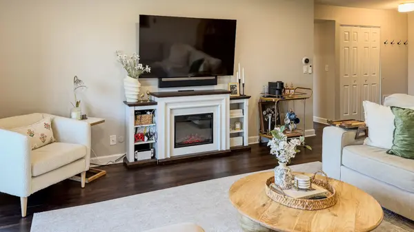 250 W Parliament PL #301, Mount Prospect, IL 60056
