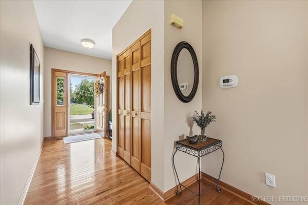 39W331 Mill Creek CIR, Geneva, IL 60134