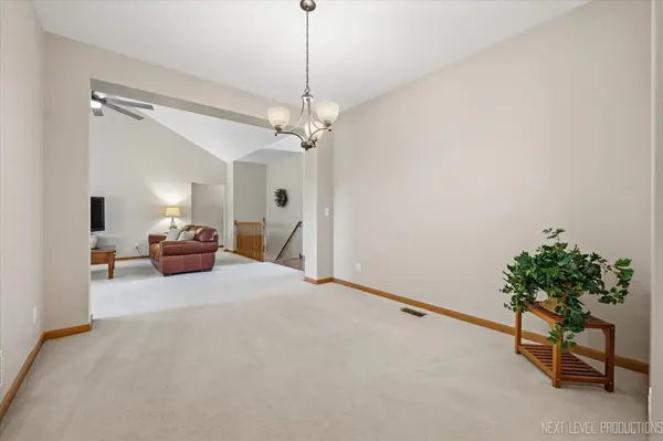 39W331 Mill Creek CIR, Geneva, IL 60134