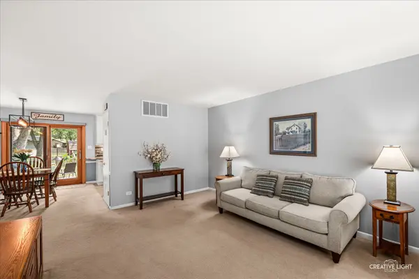 945 Victoria LN, Elk Grove Village, IL 60007