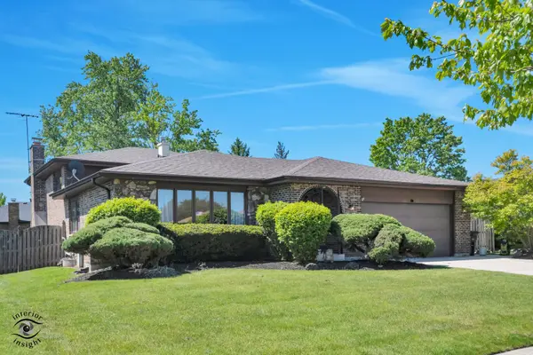 825 Walnut DR, Darien, IL 60561