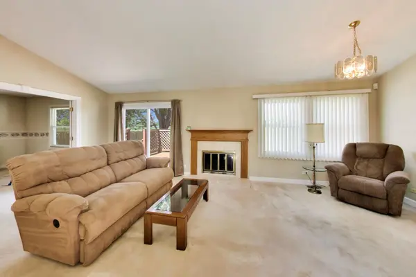 946 W Clearwater ST, Roselle, IL 60172