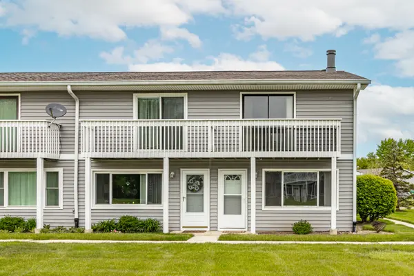 17490 W Chestnut LN, Gurnee, IL 60031