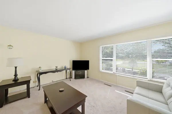 403 Hazelwood LN, Glenview, IL 60025