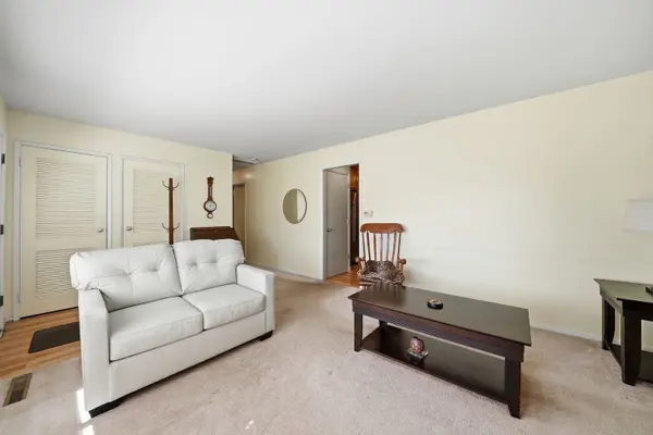 403 Hazelwood LN, Glenview, IL 60025