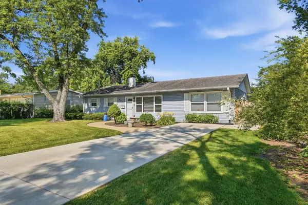 403 Hazelwood LN, Glenview, IL 60025