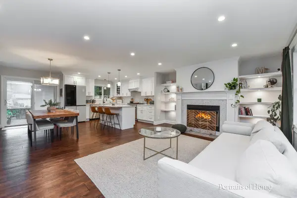 30W172 Claymore LN, Naperville, IL 60563