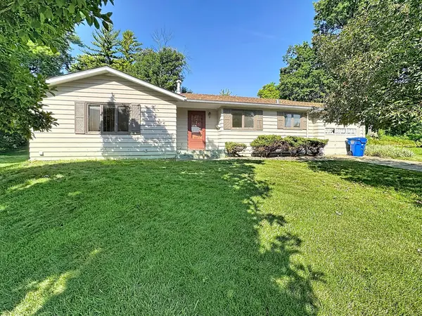 1512 Monterey CT, Bettendorf, IA 52722
