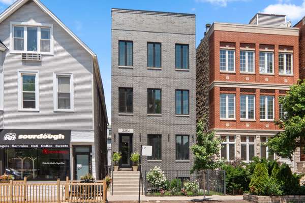 2254 W Roscoe ST #1, Chicago, IL 60618