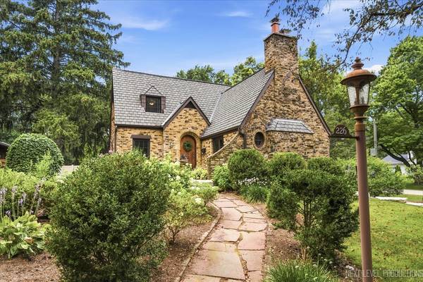 226 Grant AVE, Geneva, IL 60134