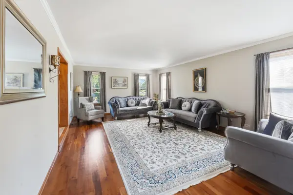 690 Waterford DR, Des Plaines, IL 60016