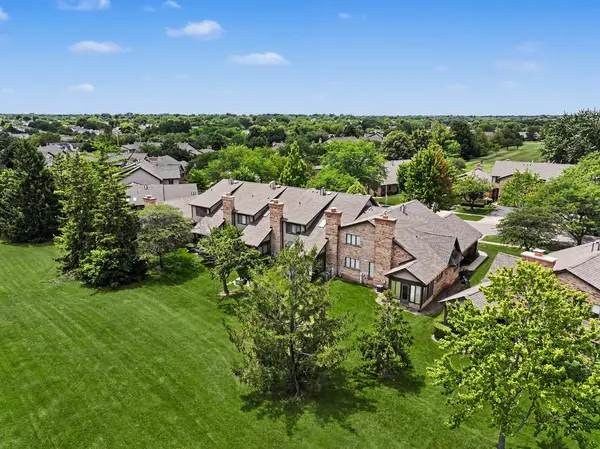 1697 Pebble Beach DR, Hoffman Estates, IL 60169
