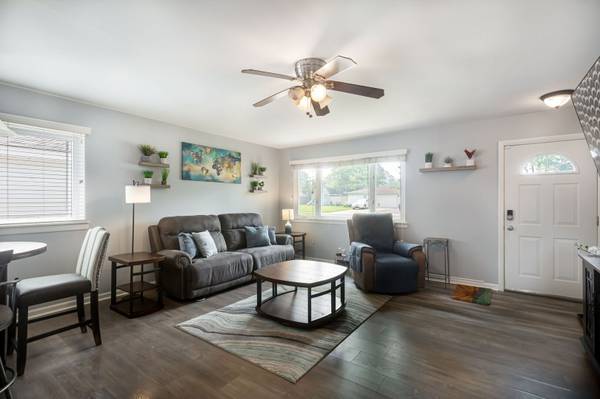 528 W Crystal ST, Mundelein, IL 60060