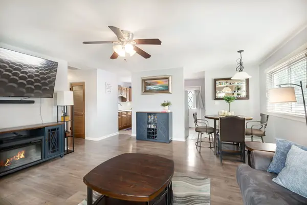 528 W Crystal ST, Mundelein, IL 60060
