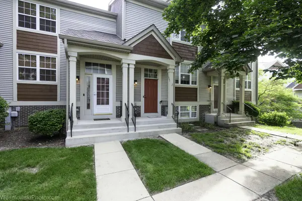 1645 Apple Tree LN, West Chicago, IL 60185